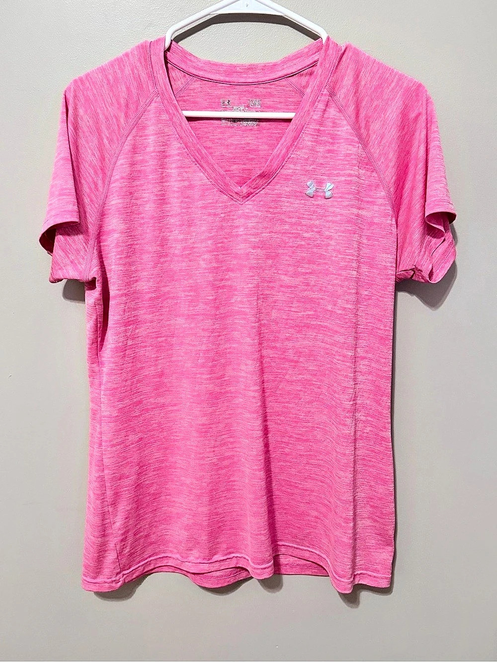 ๐ Under Armour HeatGear Hot Pink V-Neck Athletic Top โ Size Large